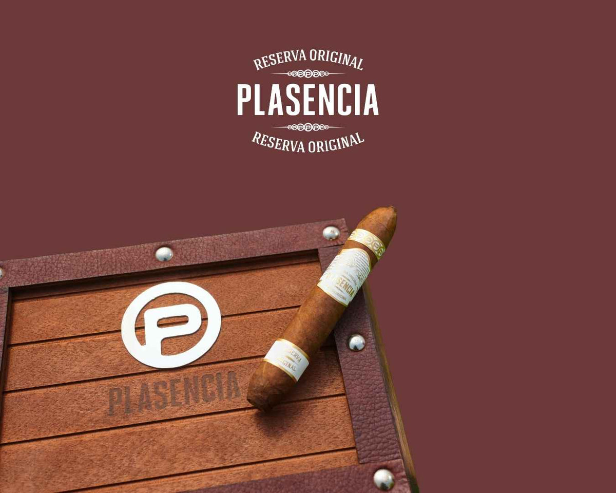 Eine Kiste Plasencia Zigarren und das Logo bewerben die Auswahl an Plasencia bei Zigarren Herzog